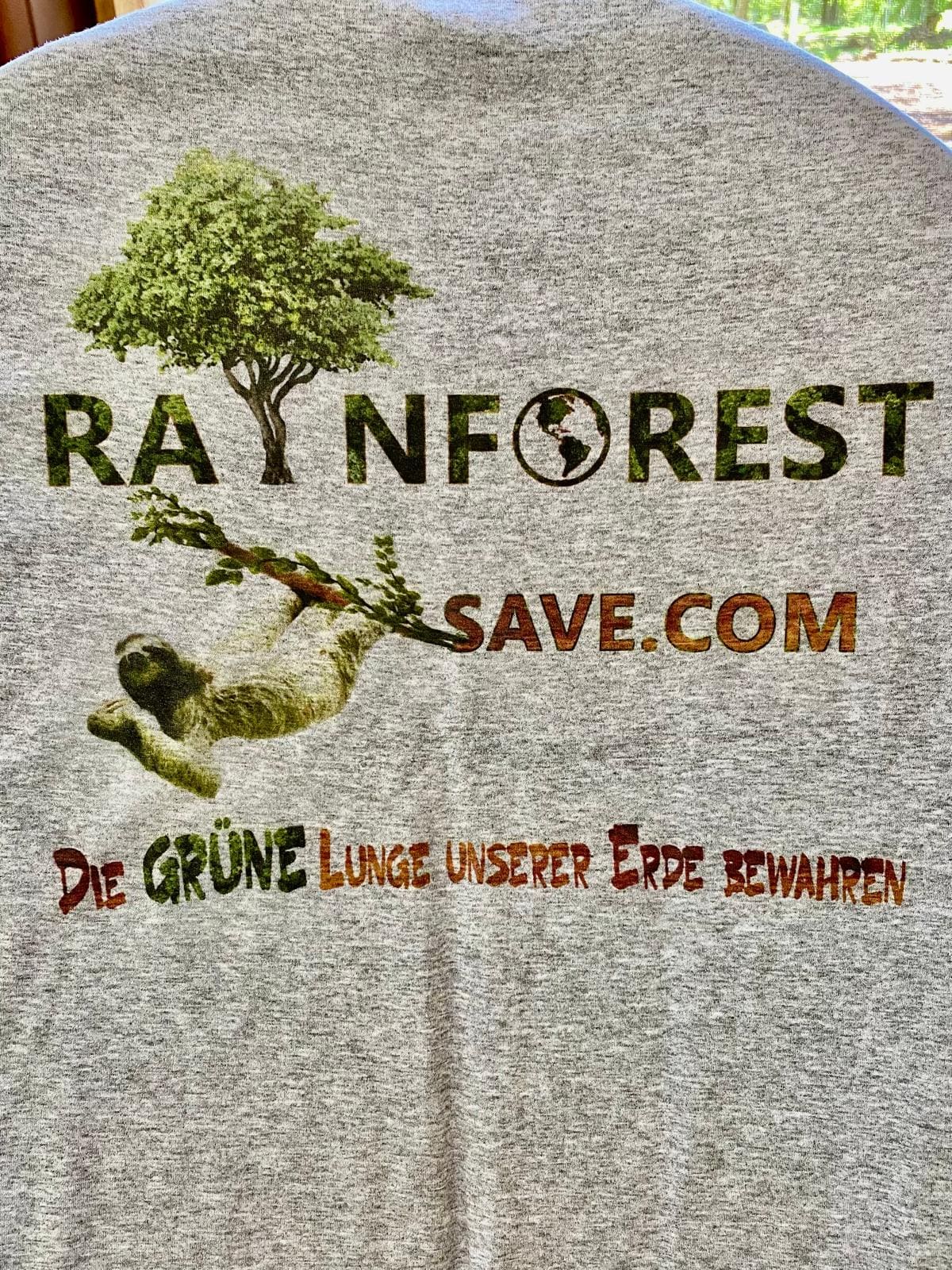 Totenkopfaffe im tropischen Trockenwald Costa Ricas - bedrohte Art die Hilfe benötigt